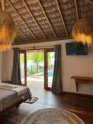 Uma cama ou camas num quarto em Tiki Pool's Bungalows