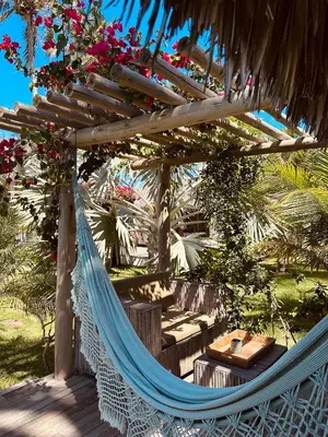 Um jardim no exterior de Tiki Pool's Bungalows
