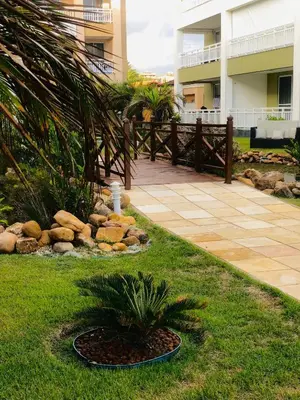 Um jardim no exterior de Beach Front Apartment near Beach Park