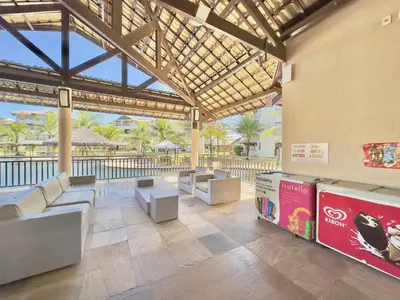 Uma área de estar em Resort Beach Place, Porto das Dunas - CE