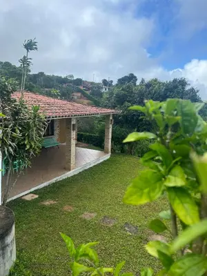 Um jardim no exterior de Chalé Bella Vista