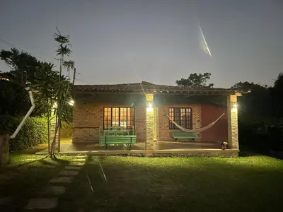 Um jardim no exterior de Chalé Bella Vista
