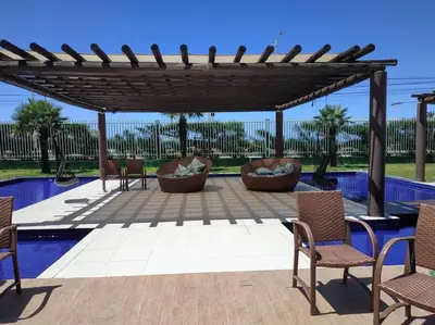 Um jardim no exterior de VG FUN varanda para o mar