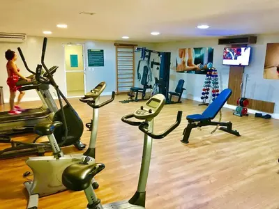 O centro de fitness e/ou as comodidades de fitness de VG FUN varanda para o mar