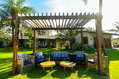 Um jardim no exterior de Vila Vagalume