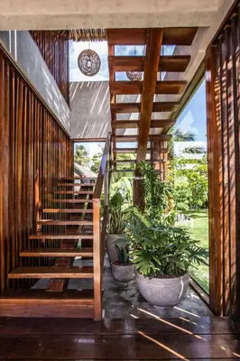 Um jardim no exterior de Vila Vagalume