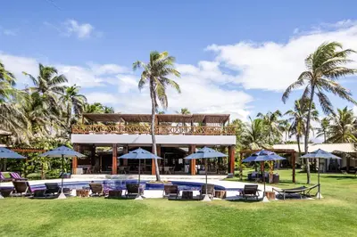 Um jardim no exterior de Vila Vagalume
