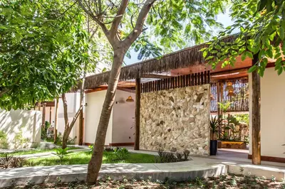Um jardim no exterior de Vila Vagalume