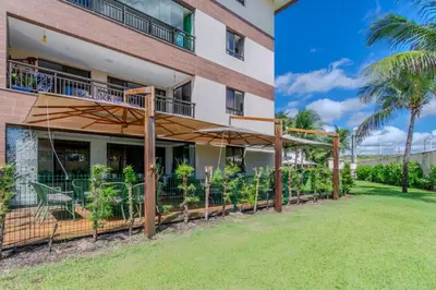 Um jardim no exterior de Mandara Lanai Apartamento Terreo