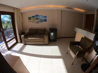 Uma área de estar em [Kariri 215] 46m², pé na areia, varanda vista mar!