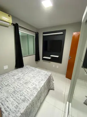 Uma cama ou camas num quarto em Ap de 2 quartos com ar e Wi-Fi
