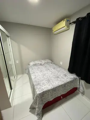 Uma cama ou camas num quarto em Ap de 2 quartos com ar e Wi-Fi