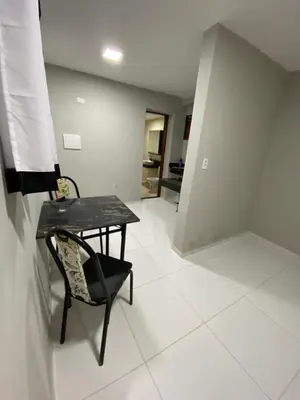 Uma área de estar em Ap de 2 quartos com ar e Wi-Fi