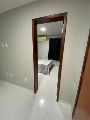 Uma cama ou camas num quarto em Ap de 2 quartos com ar e Wi-Fi