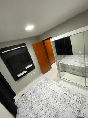 Uma cama ou camas num quarto em Ap de 2 quartos com ar e Wi-Fi