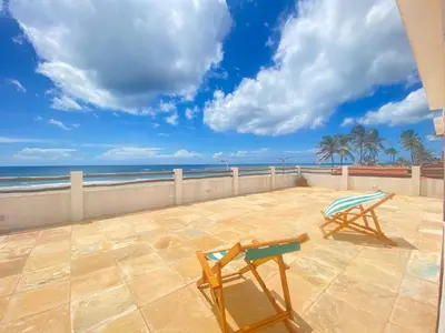 Uma vista do mar geral ou uma vista do mar a partir do apartamento