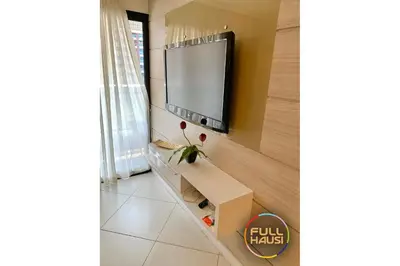 Uma televisão e/ou sistema de entretenimento em Landscape Flat Charmoso Condomínio na Beira Mar