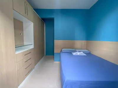 Uma cama ou camas num quarto em APT2 Piscina Netflix WiFi Ar Cond próx a 2 Shoppigns