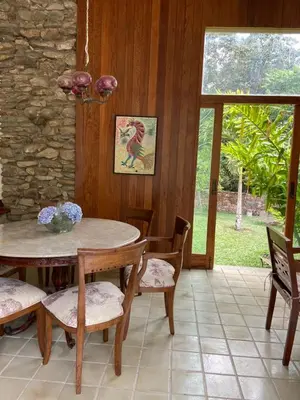 Um jardim no exterior de Casa Amarela