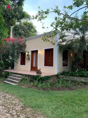 Um jardim no exterior de Casa Amarela