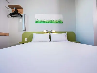 Uma cama ou camas num quarto em Ibis Budget Fortaleza Praia de Iracema