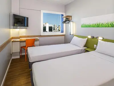 Uma cama ou camas num quarto em Ibis Budget Fortaleza Praia de Iracema