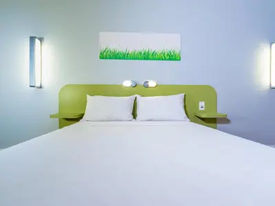 Uma cama ou camas num quarto em Ibis Budget Fortaleza Praia de Iracema
