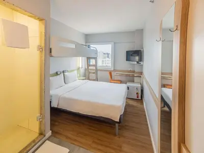 Uma cama ou camas num quarto em Ibis Budget Fortaleza Praia de Iracema