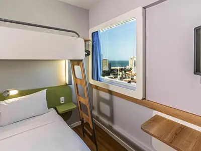Uma cama ou camas num quarto em Ibis Budget Fortaleza Praia de Iracema
