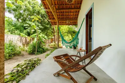 Um jardim no exterior de Casa PROX AO MAR - Icaraizinho de Amontada