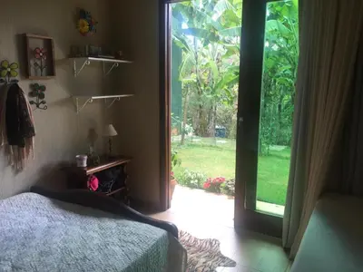 Um jardim no exterior de CHALÉ RECANTO SAGRADO( MONTE VERDE)