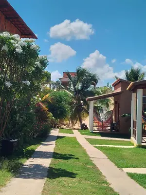 Um jardim no exterior de Vila Vintém Chalés