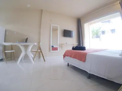 Uma televisão e/ou sistema de entretenimento em Flats Taiba Praia Centro