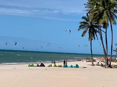 Uma praia em ou perto do apartamento