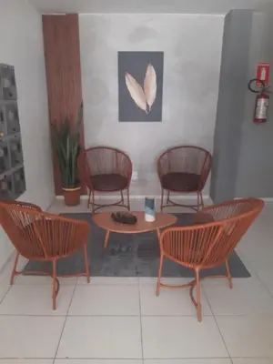 Uma área de estar em Apartamento Inteiro a 100 metros da Praia