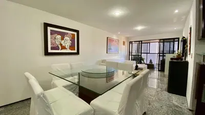 Uma área de estar em Apartamento vista mar, 2 Suítes, WC Social,2 vagas