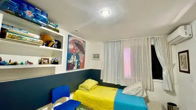Uma área de estar em Apartamento vista mar, 2 Suítes, WC Social,2 vagas