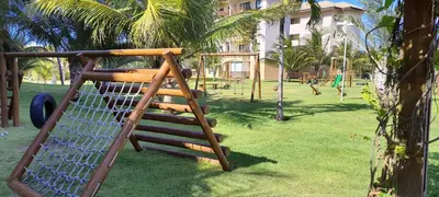 Um jardim no exterior de VG SUN CUMBUCO - PARAÍSO PÉ NA AREIA PARA 4 PESSOAS - COM HIDRO, SAUNA, PISCINA, COZINHA COMPLETA, PARQUINHO E WI-Fl