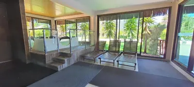 Uma varanda ou terraço em VG SUN CUMBUCO - PARAÍSO PÉ NA AREIA PARA 4 PESSOAS - COM HIDRO, SAUNA, PISCINA, COZINHA COMPLETA, PARQUINHO E WI-Fl