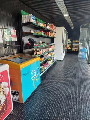 Um supermercado ou outras lojas no apartamento ou nas proximidades