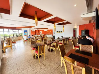 Um restaurante ou outro lugar para comer em Hosts BR - Flat de Frente para o Mar na Beira Mar
