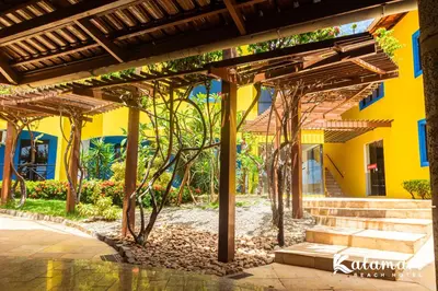 Um jardim no exterior de Kalamari Beach Hotel