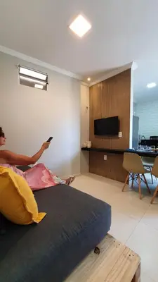 Uma televisão e/ou sistema de entretenimento em Studio pé na areia com 2 quartos, sala e cozinha