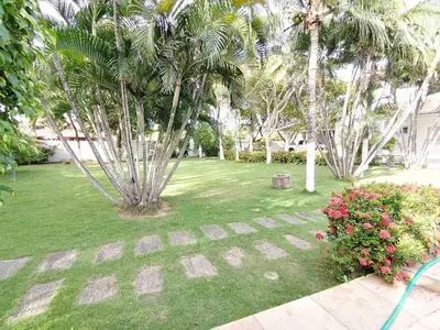 Um jardim no exterior de Villa Oloh com lazer completo em Caucaia - CE