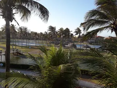 Um jardim no exterior de Apartamento Aquaville Resort Vista Mar próximo Beach Park Ceará