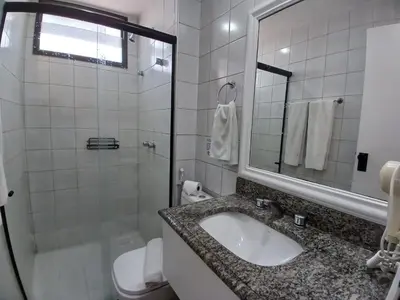 Uma casa de banho em Saint Martin By Escala Imóveis
