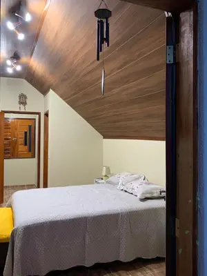 Uma cama ou camas num quarto em Guaramiranga-ce Chalé do Rei