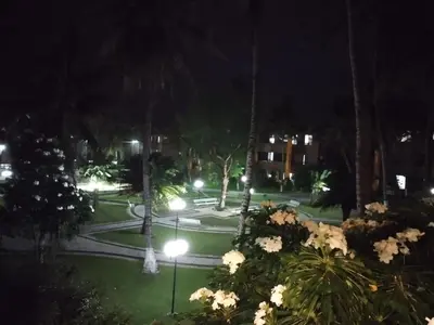 Um jardim no exterior de Lindo Apartamento na Praia do Futuro