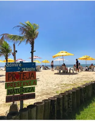 Uma praia em ou perto do apartamento