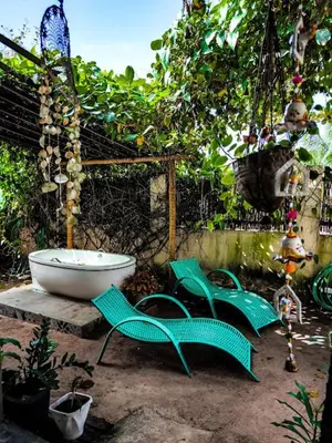 Um jardim no exterior de Vila Cajoá -lagoa do paraiso